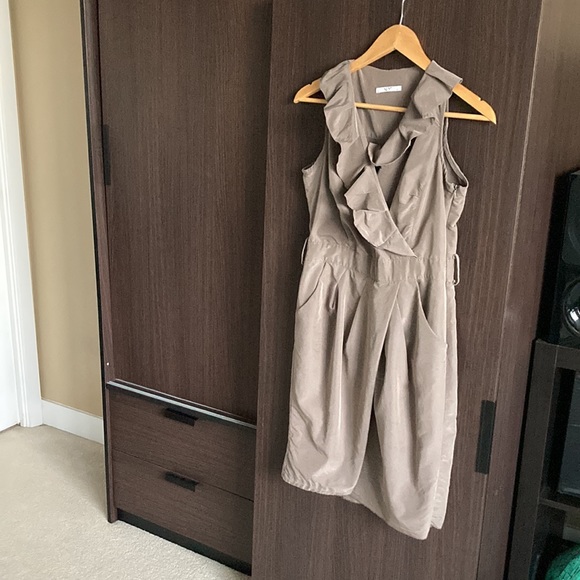 SLN taupe size 40 dress with ruffles and pockets - Picture 2 of 6